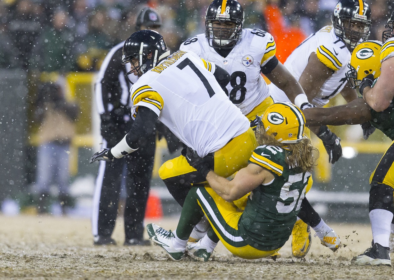 Clay Matthews tackles Ben Roethlisberger