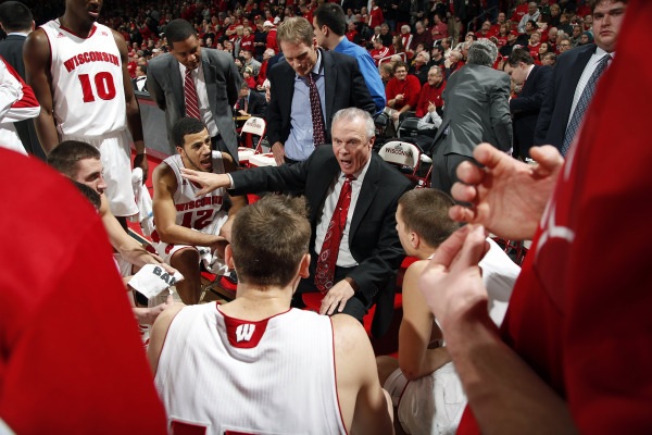 Wisconsin coach Bo Ryan talks with his team. Jan. 5, 2014 (David Stluka photo)