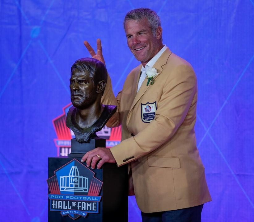 Brett Favre enters Hall like he played, with everything he’s got