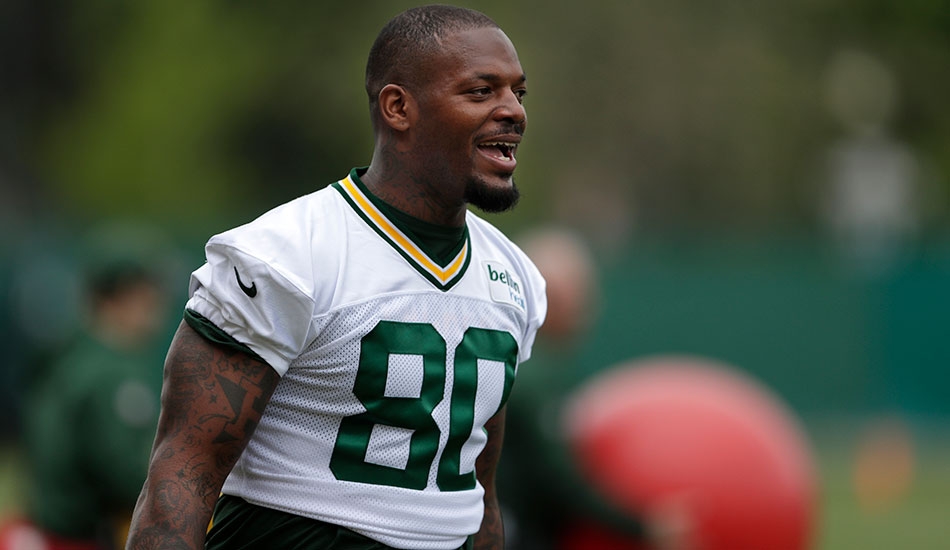 Packers TE Martellus Bennett has his ways to get to know new teammates