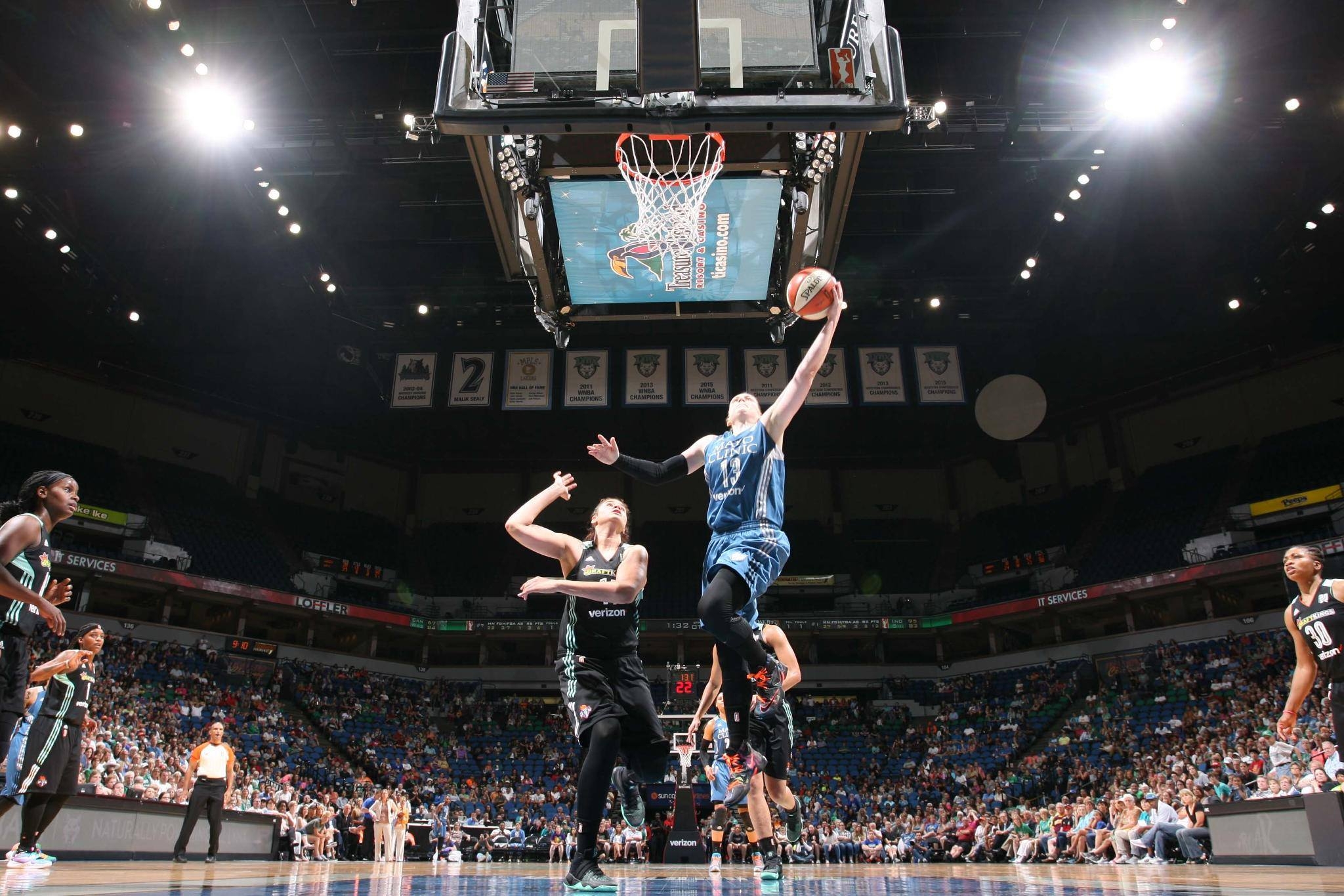 Minnesota Lynx still unbeaten, move into No. 1 in AP poll