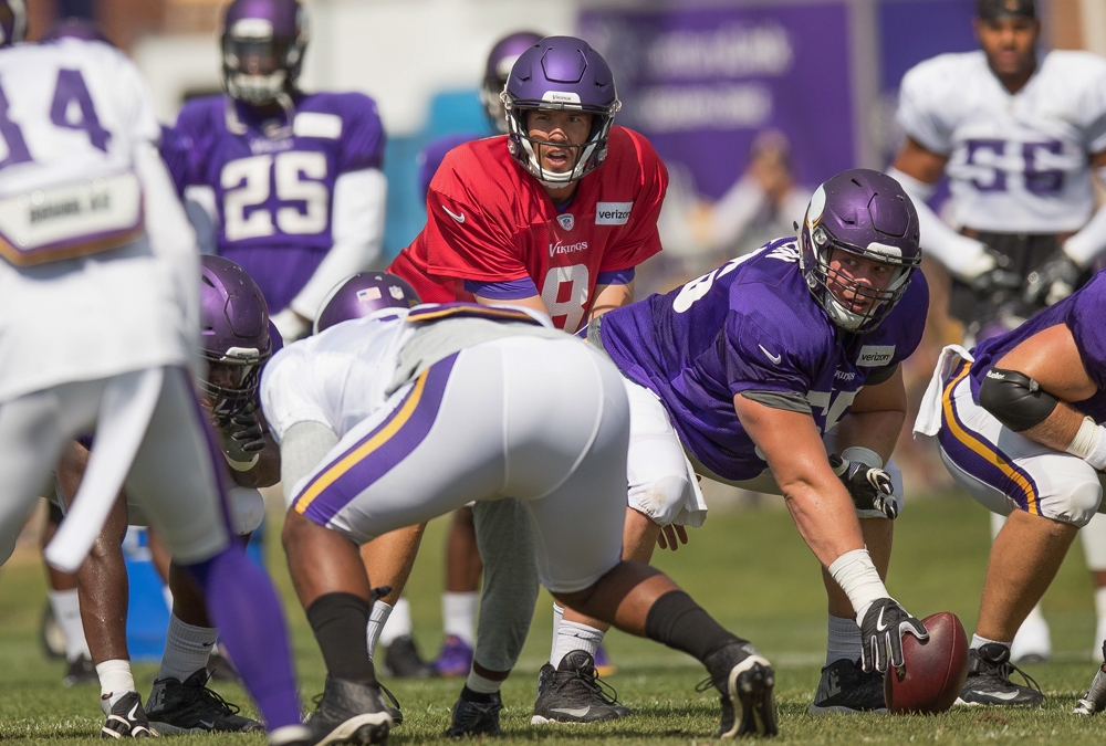 Vikings’ Sam Bradford expected to play despite ailing knee