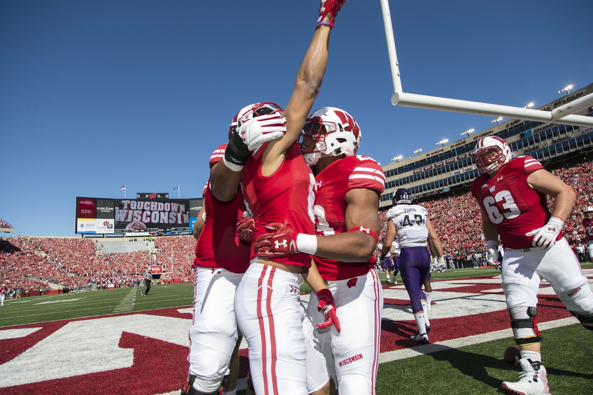 No. 10 Wisconsin holds off Northwestern for 33-24 win
