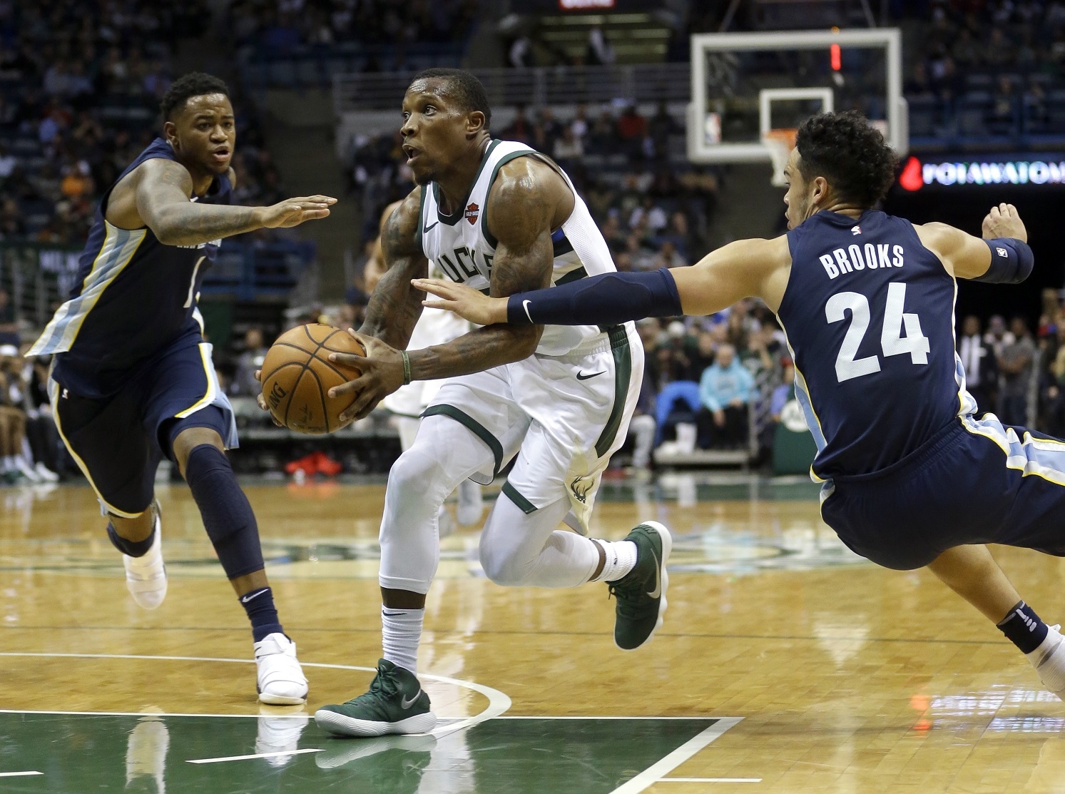 Bucks beat Grizzlies, move to 3-0 with Bledsoe, despite knee injury