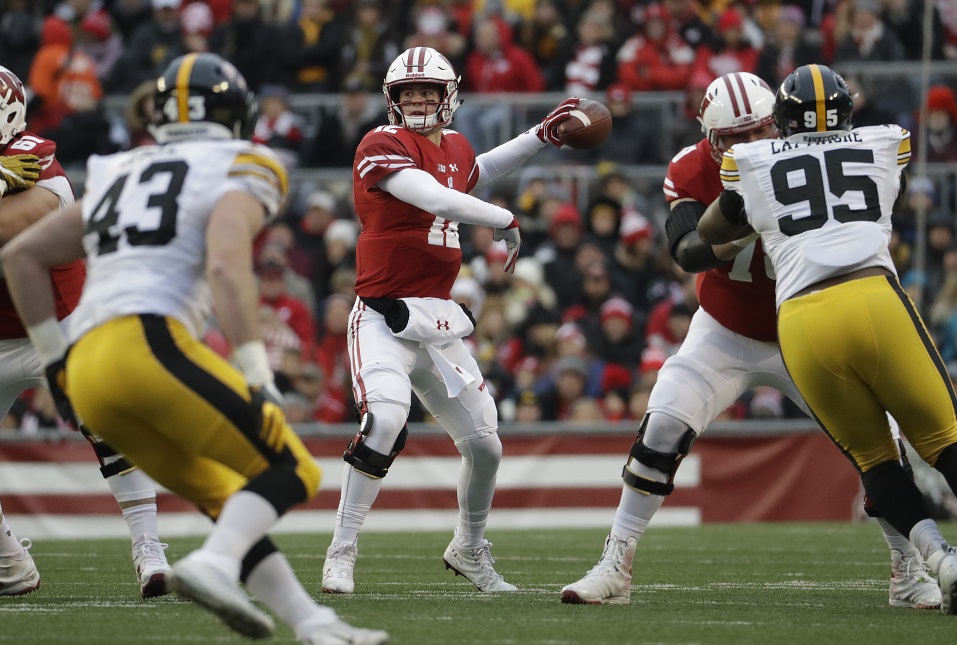 Hornibrook keeps poise in QB spotlight for No. 5 Wisconsin