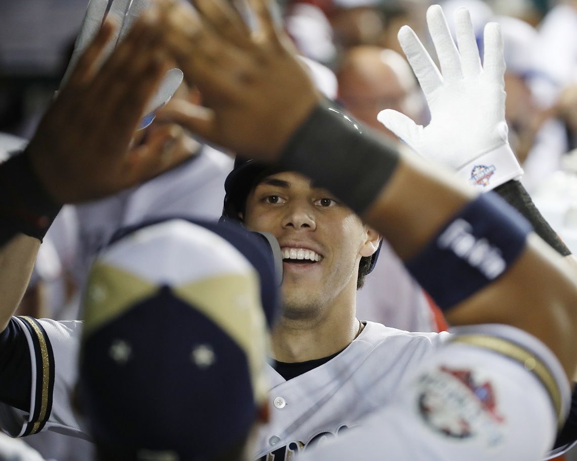 Yelich stakes future to Brewers with $215M, 9-year deal