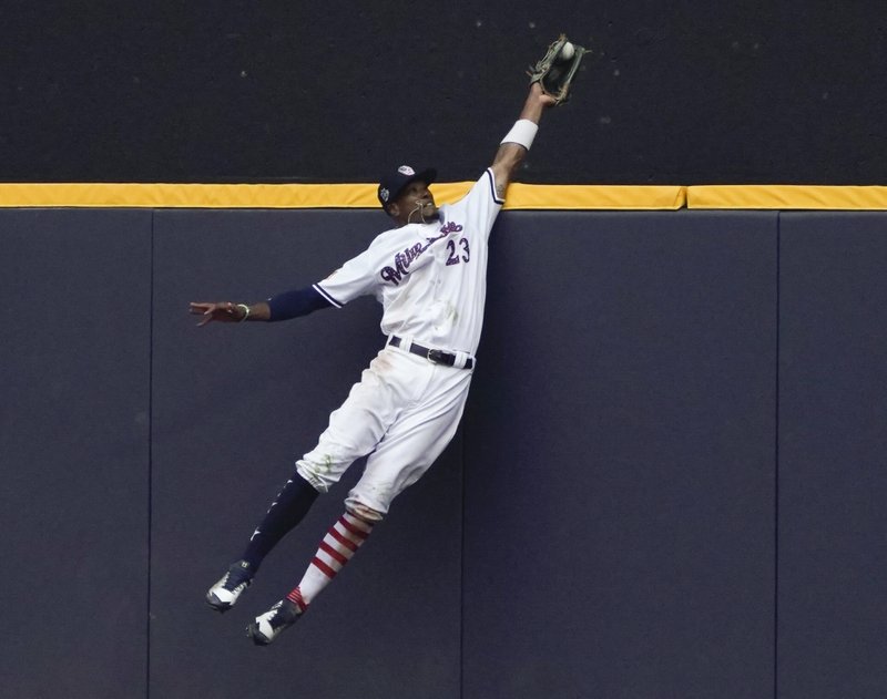 Broxton with, perhaps, catch of the year, as Brewers make MLB Twitter history