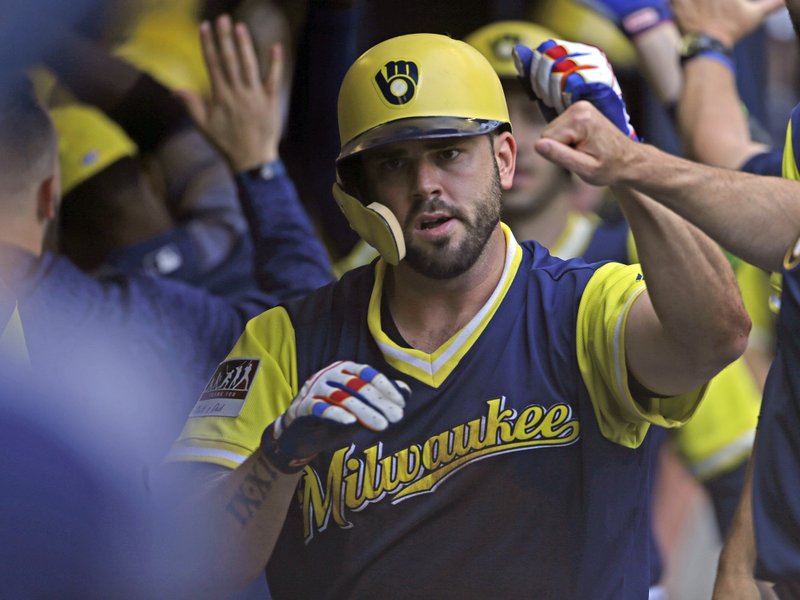 Moustakas coming back to Brewers