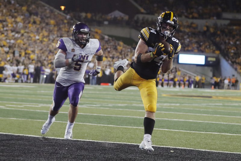 Hawkeyes find rhythm in passing game with Wisconsin next