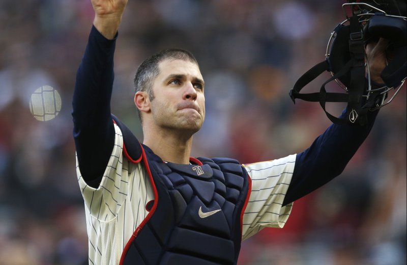 WATCH: Minnesota fans give standing ovation as hometown hero Joe Mauer comes out in catching gear for likely final time with Twins