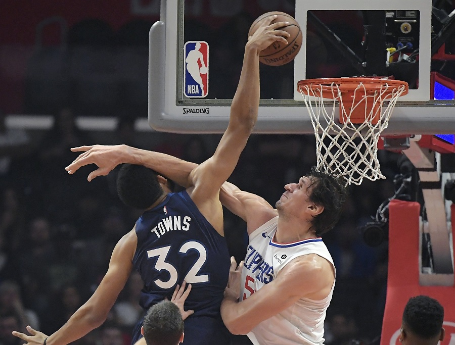 Wolves fall to 0-6 on road, after loss to Clippers