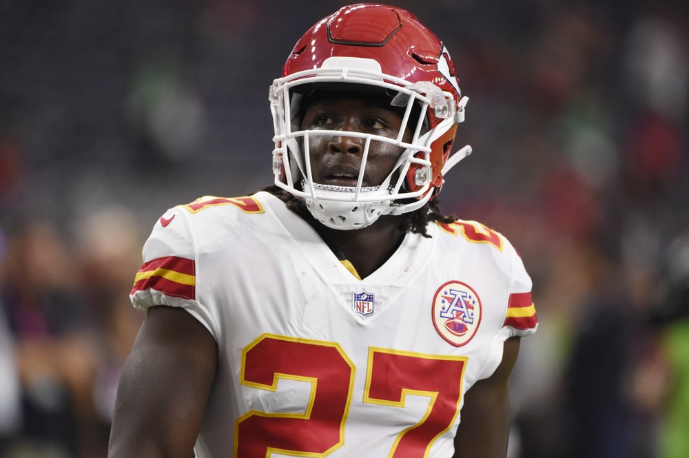 Browns give troubled running back Kareem Hunt second chance
