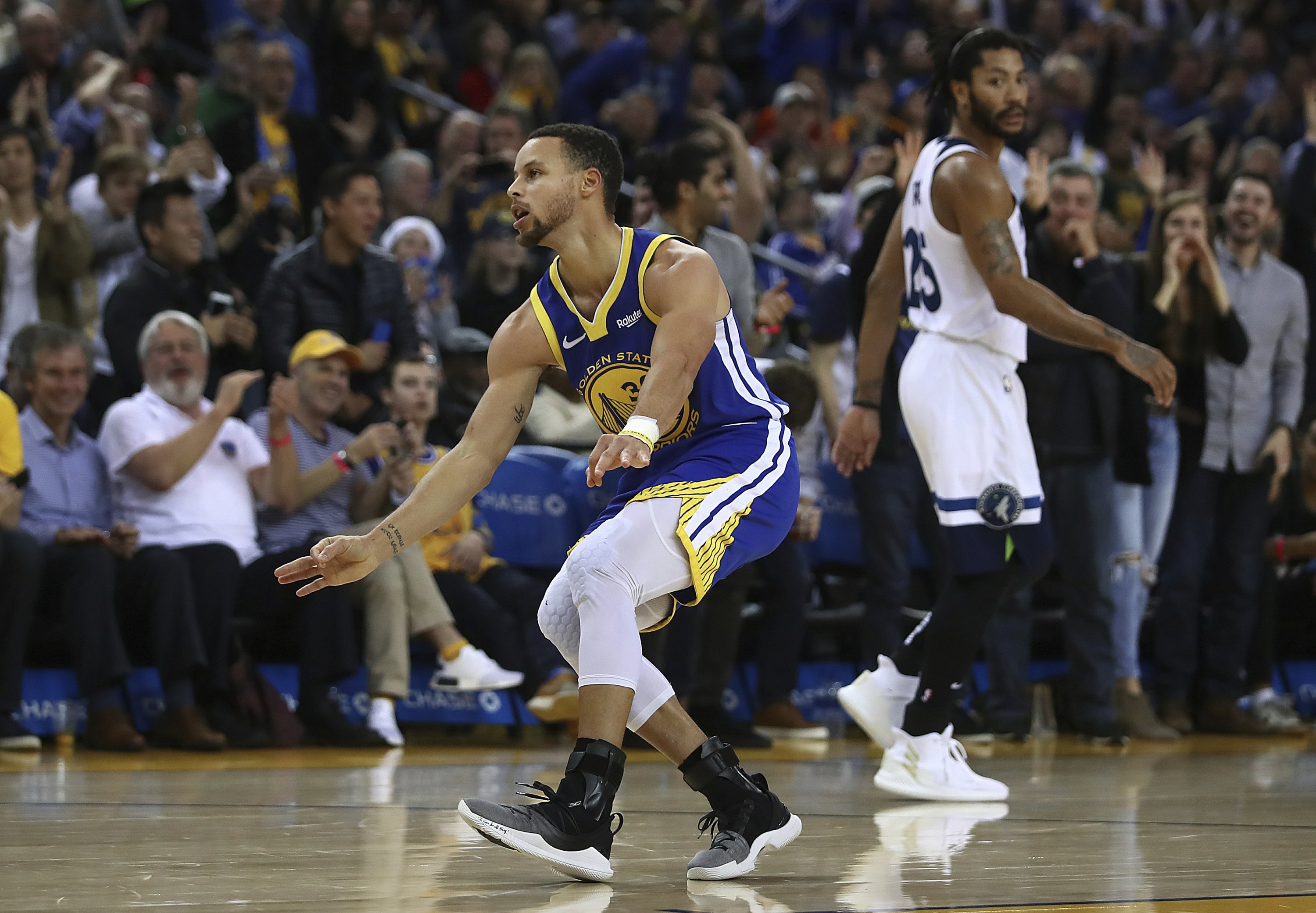 Curry hits seven 3s, drops 38 as Warriors beat Wolves