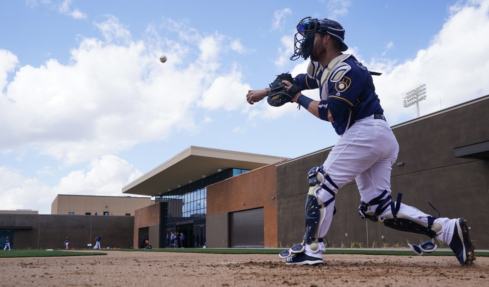 Grandal gets proactive about learning staff with Brewers