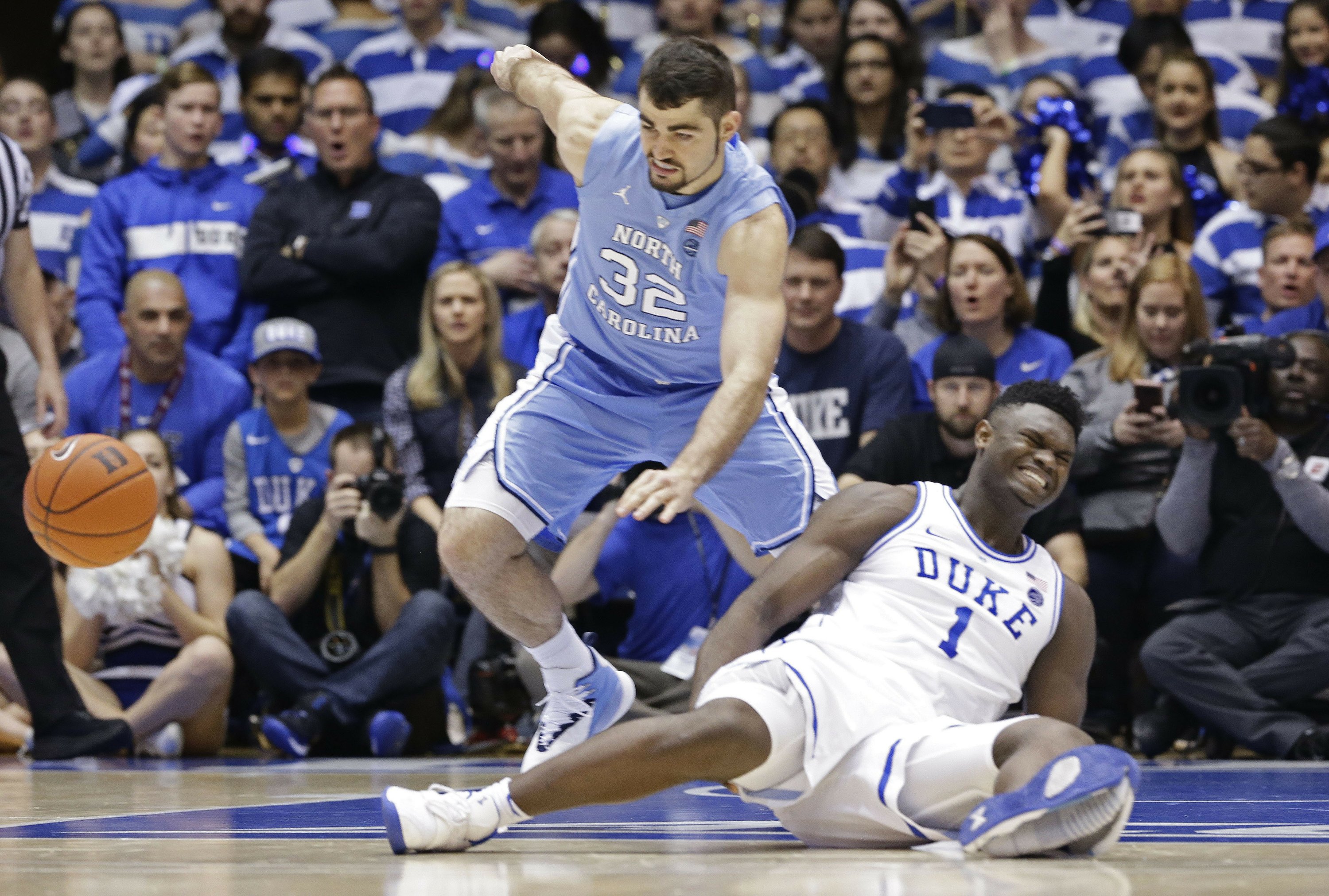 WATCH: Duke star Williamson sprains knee after Nike shoe blows out
