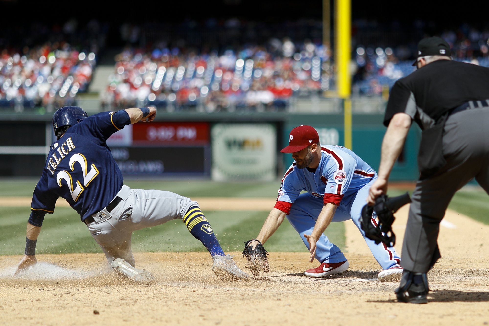 Yelich goes deep twice, Brewers beat Phillies 11-3