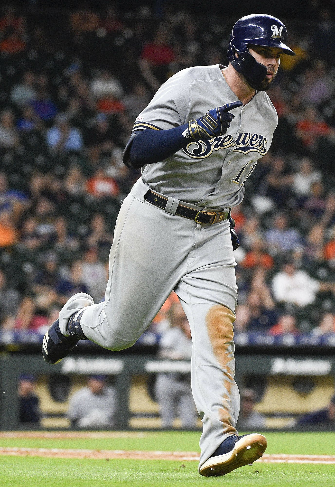 Moustakas HR wins it for Brewers in 14th over Astros