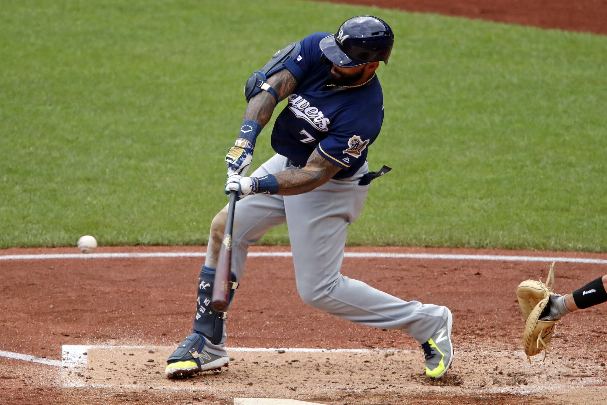 Brewers take 4-game losing streak into matchup with Pirates
