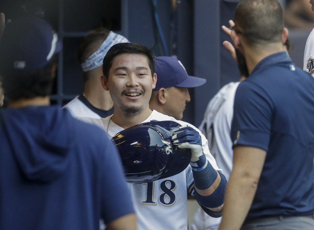 Grandal, Hader lift Brewers over Reds 5-4 to avoid sweep