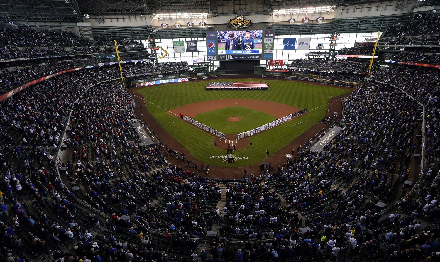 Eugenio Suarez homers, surging Reds beat Brewers 6-3