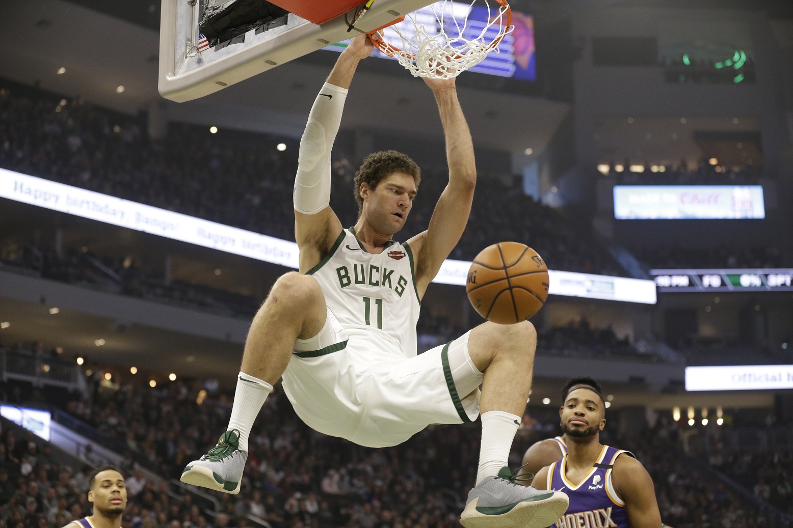 Antetokounmpo lifts Bucks over Booker-led Suns 129-108