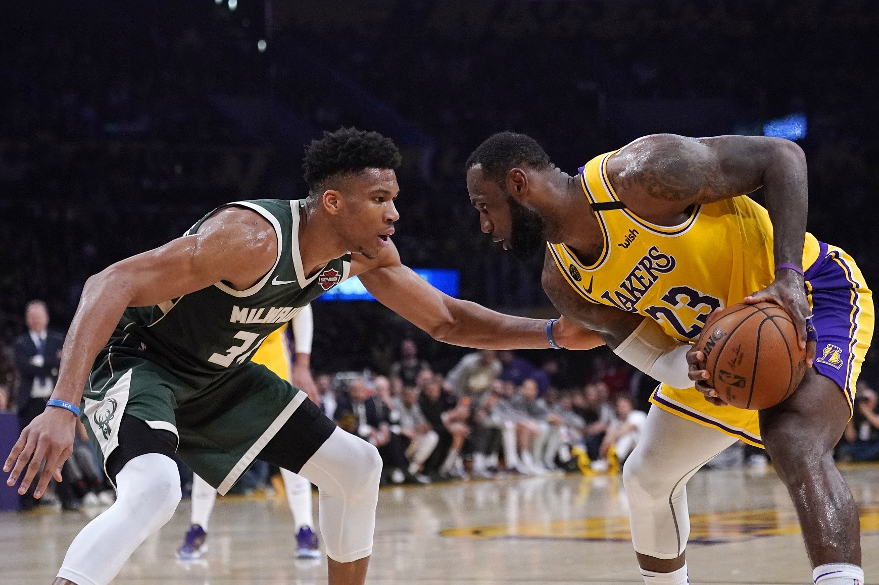 Giannis not talking about contract anymore — focused on season