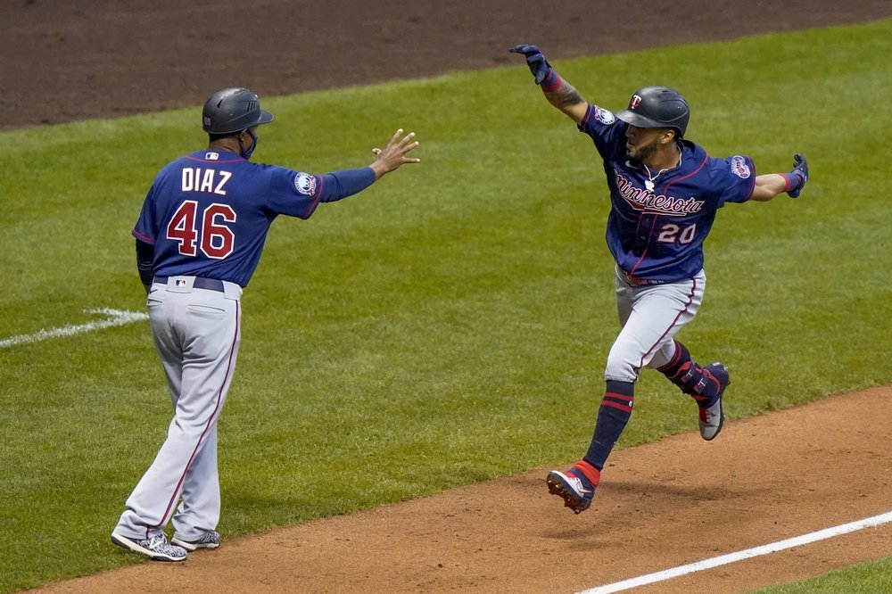 Rosario’s slam helps Twins beat Brewers 4-2 to end skid