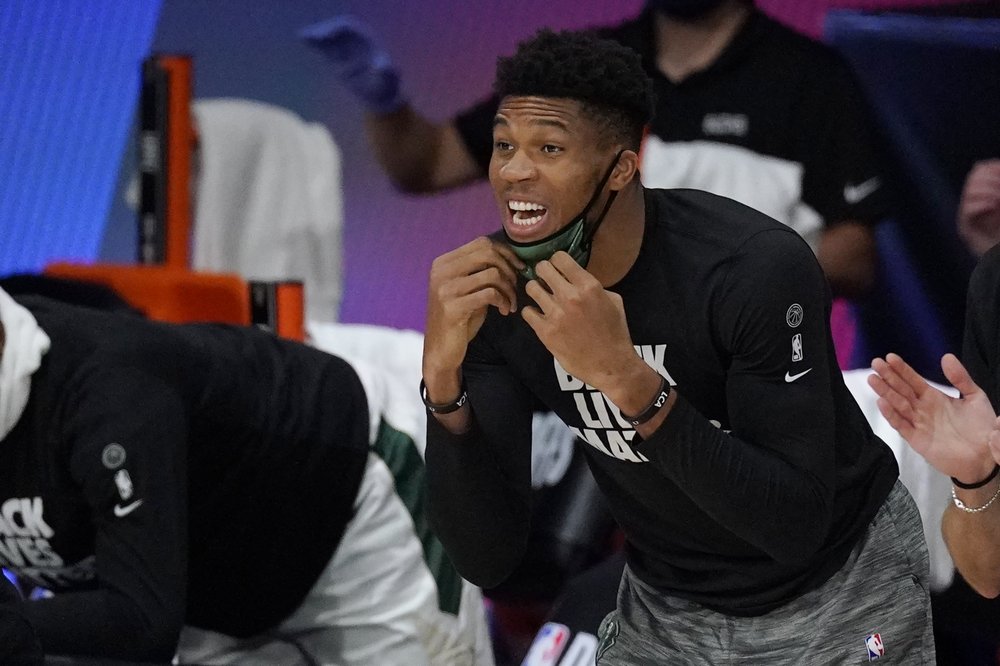 Giannis goes 1-for-10 from FT line, but Bucks survive to edge Mavs 112-109