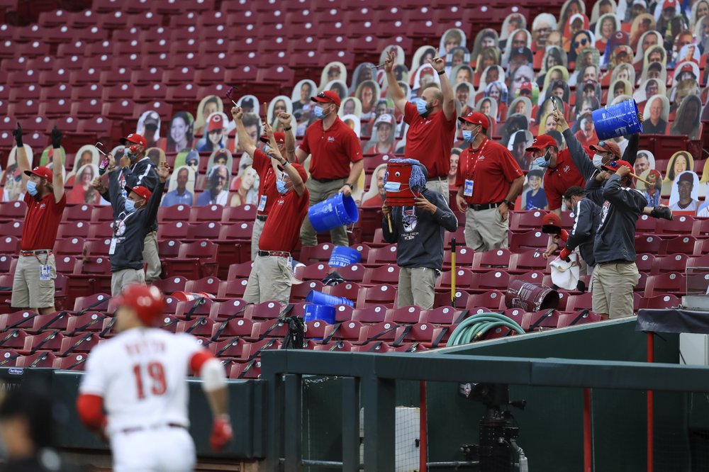 Bauer fans 12 Brewers, as Reds take 2 of 3