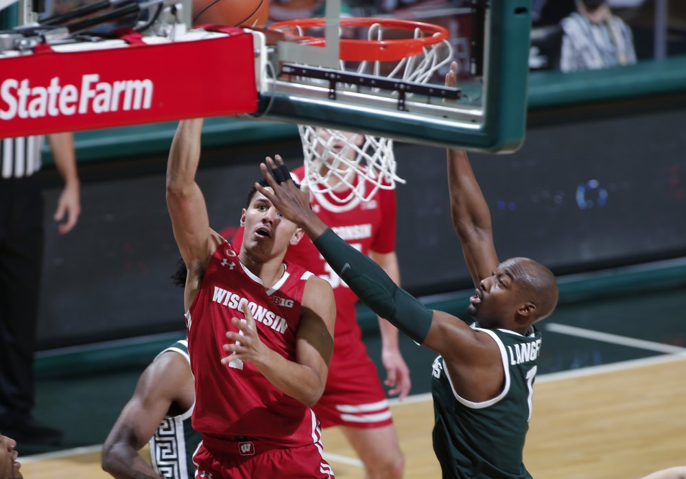 La Crosse’s Davis another solid all-around game as No. 9 Badgers beat No. 12 Michigan St.