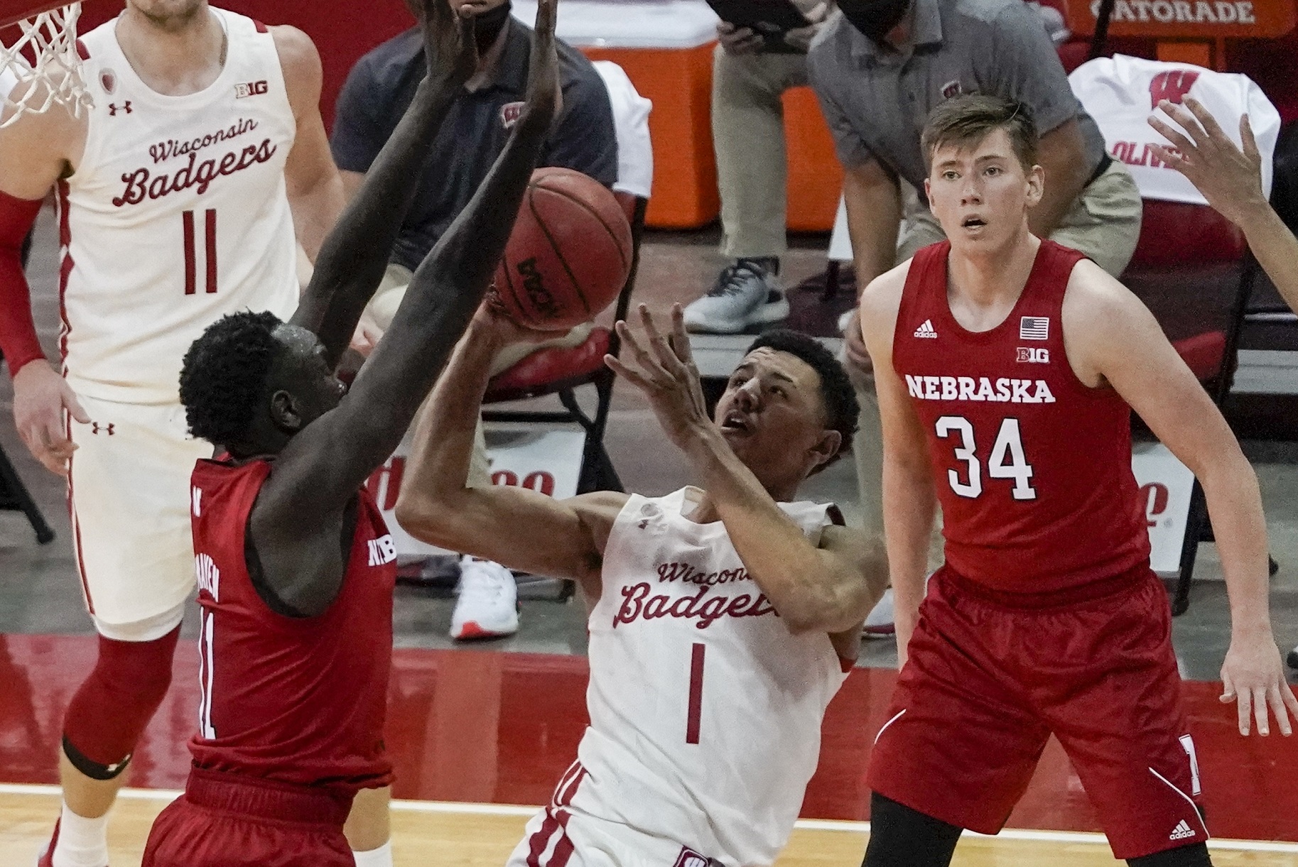 La Crosse’s Davis goes for 7 points, 6 rebounds as Badgers open B1G with win