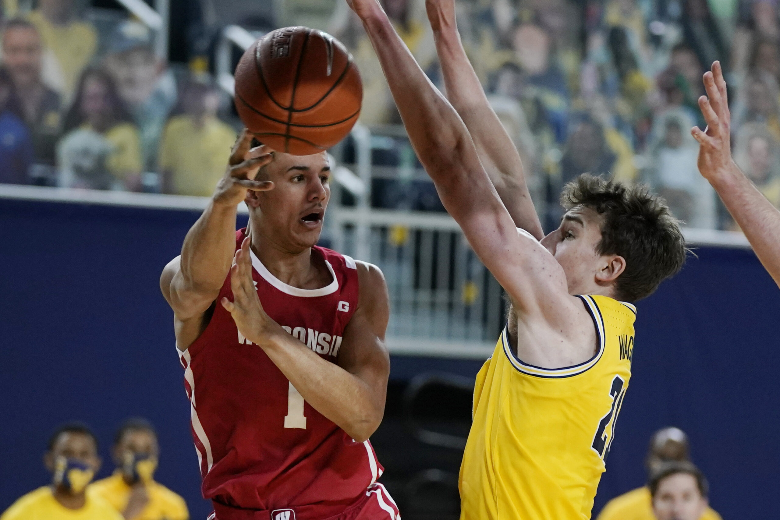 La Crosse’s Davis scoreless for 1st time, as Michigan blows out Badgers in Top 10 matchup