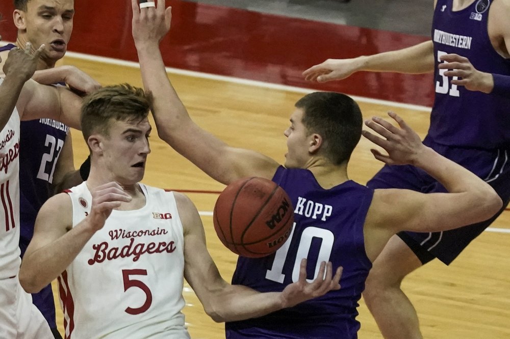 La Crosse’s Davis bounces back, gets huge block and jam for Badgers