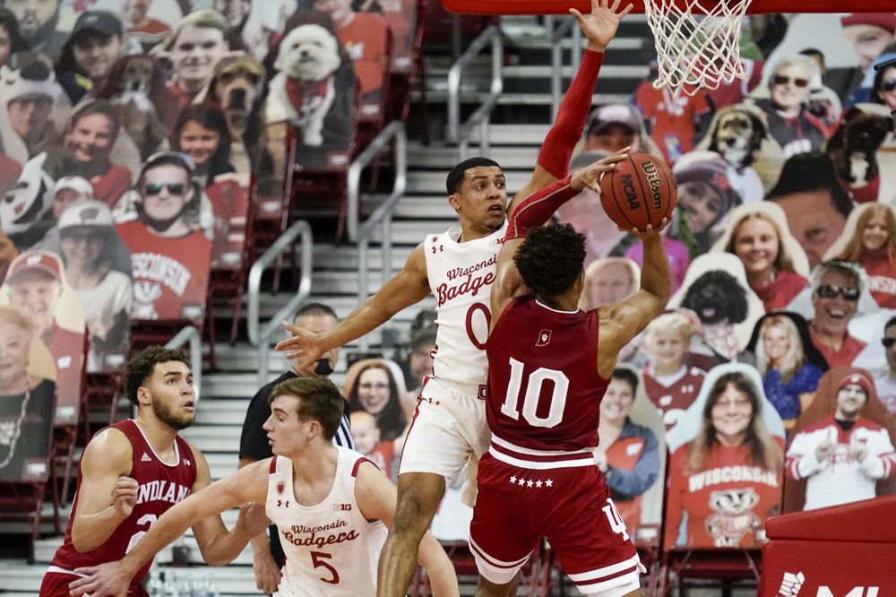 La Crosse’s Davis struggles with shot, but hits career high in rebounds, steals as Badgers win in 2OT