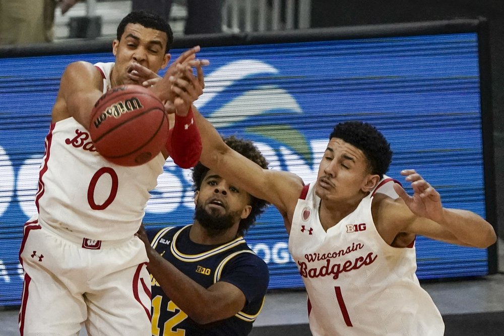 La Crosse’s Davis scores 11, but rest of Badgers go cold in 2nd vs. No. 3 Michigan