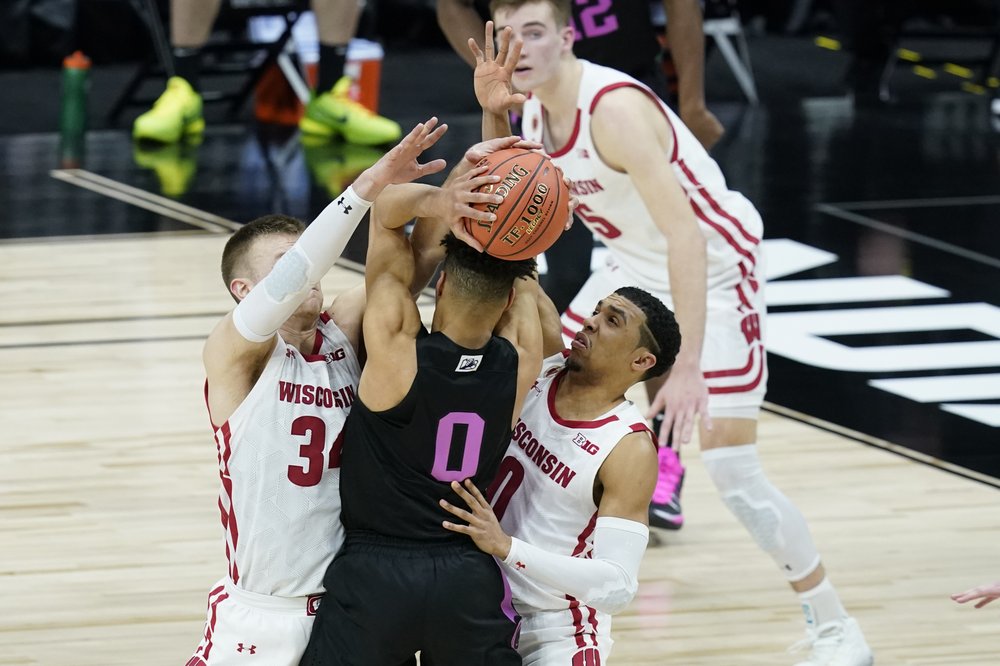 La Crosse’s Davis scores 10, as Badgers nearly blow 18-point lead to advance in B1G tourney