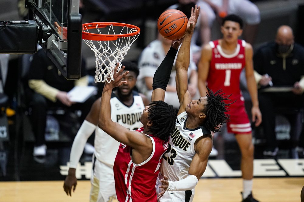 La Crosse’s Davis scores 2, as Badgers fall again to ranked opponent