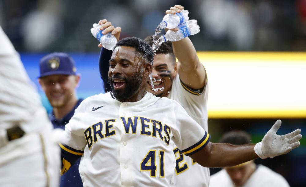 Bradley’s hit in 10th gives Brewers 6-5 victory over Padres