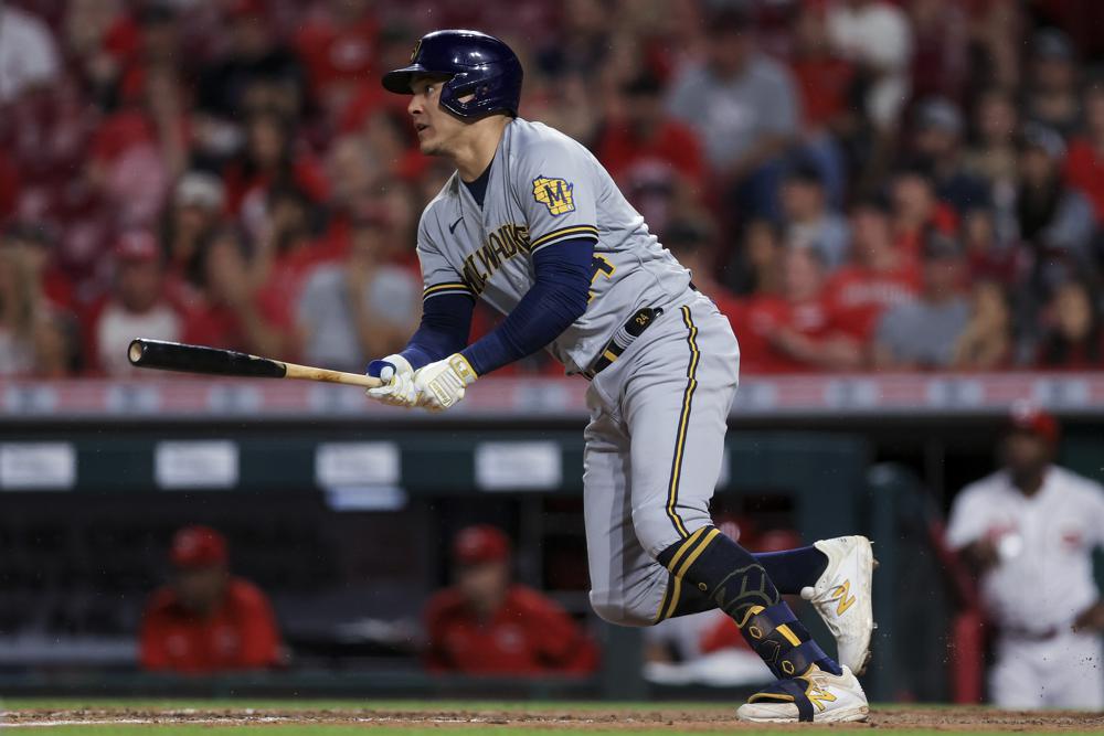 García HR in 8th, Brewers beat Reds to boost NL Central lead