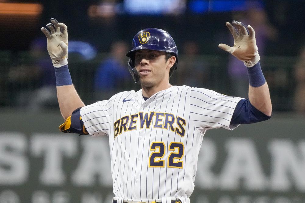 Christian Yelich drives in 3, as the Brewers beat Reds