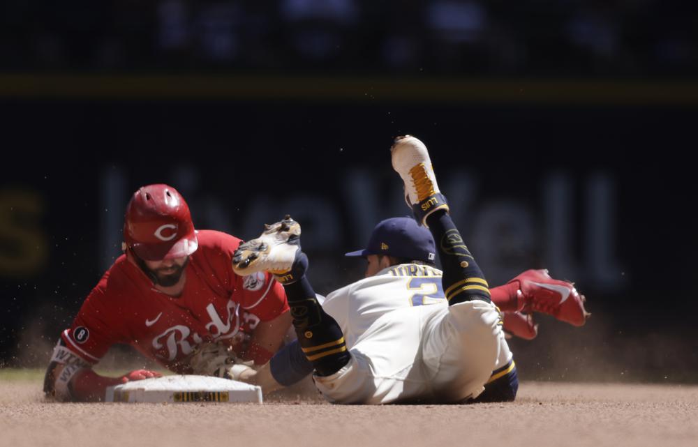 Reds heat up, chipping away at Brewers’ lead in NL Central
