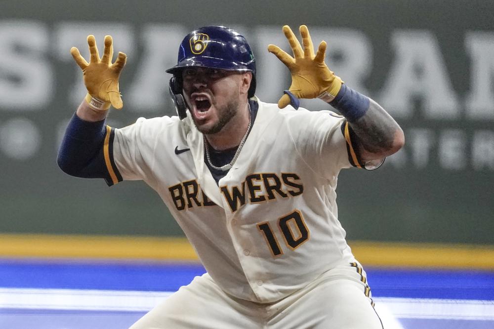 Brewers rally for 4 in 7th, beat Reds 7-4 to increase lead