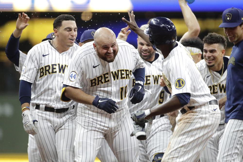 Tellez delivers again as Brewers edge Giants 2-1 in 10