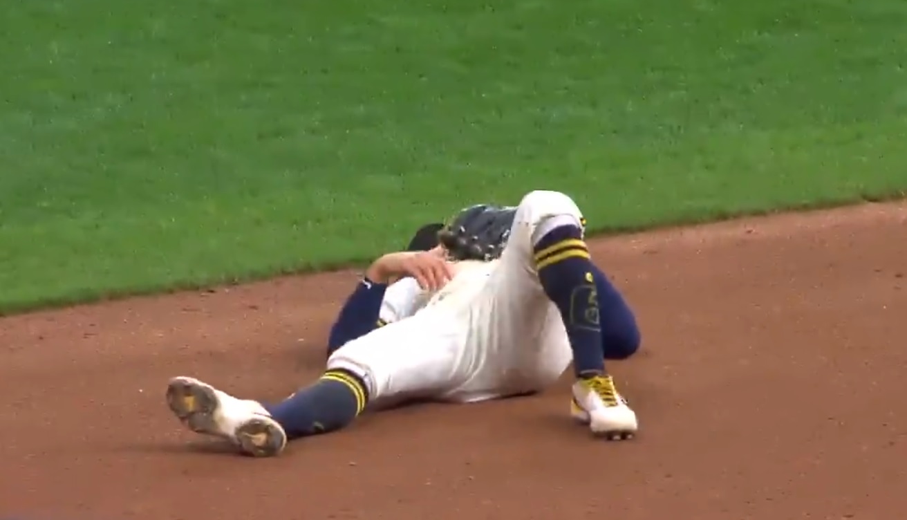 WATCH: Urias diving grab ends game, Brewers win