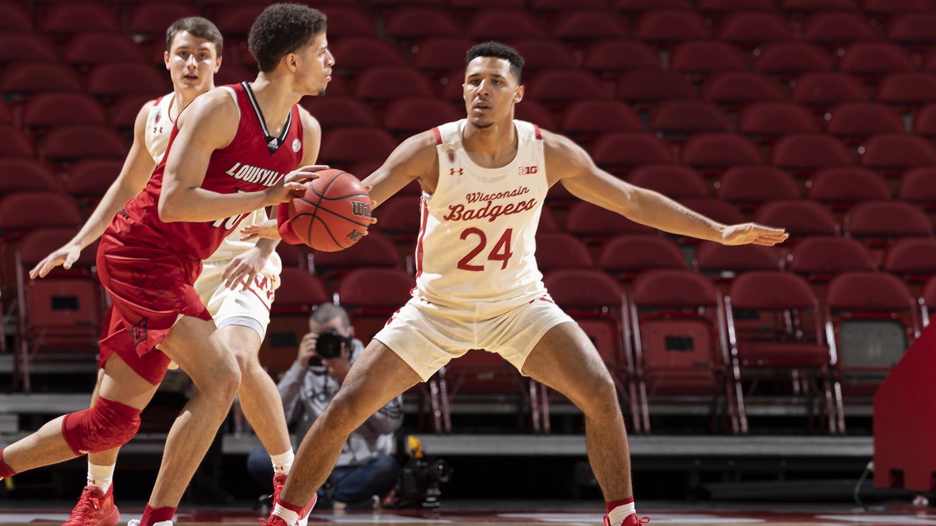 La Crosse’s Jordan Davis switching to No. 2, honoring Badgers legend Michael Finley