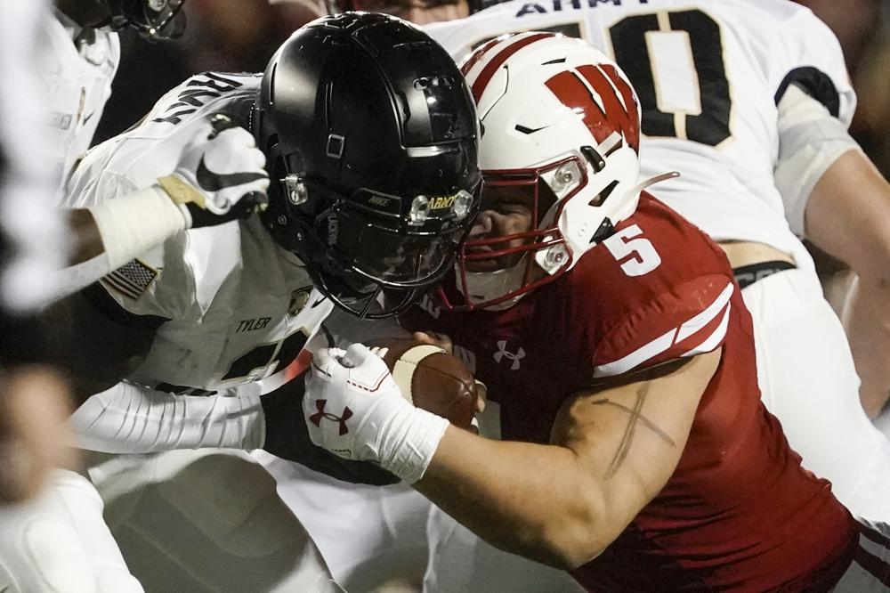 Aggressive approach paying off for Wisconsin LB Leo Chenal