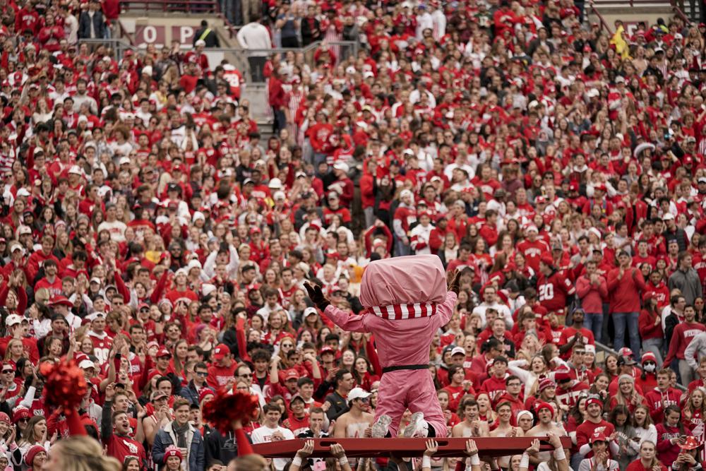 Badgers, Sun Devils carry Las Vegas Bowl into new stadium