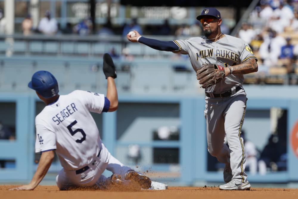 Dodgers win 10 in a row after beating Brewers