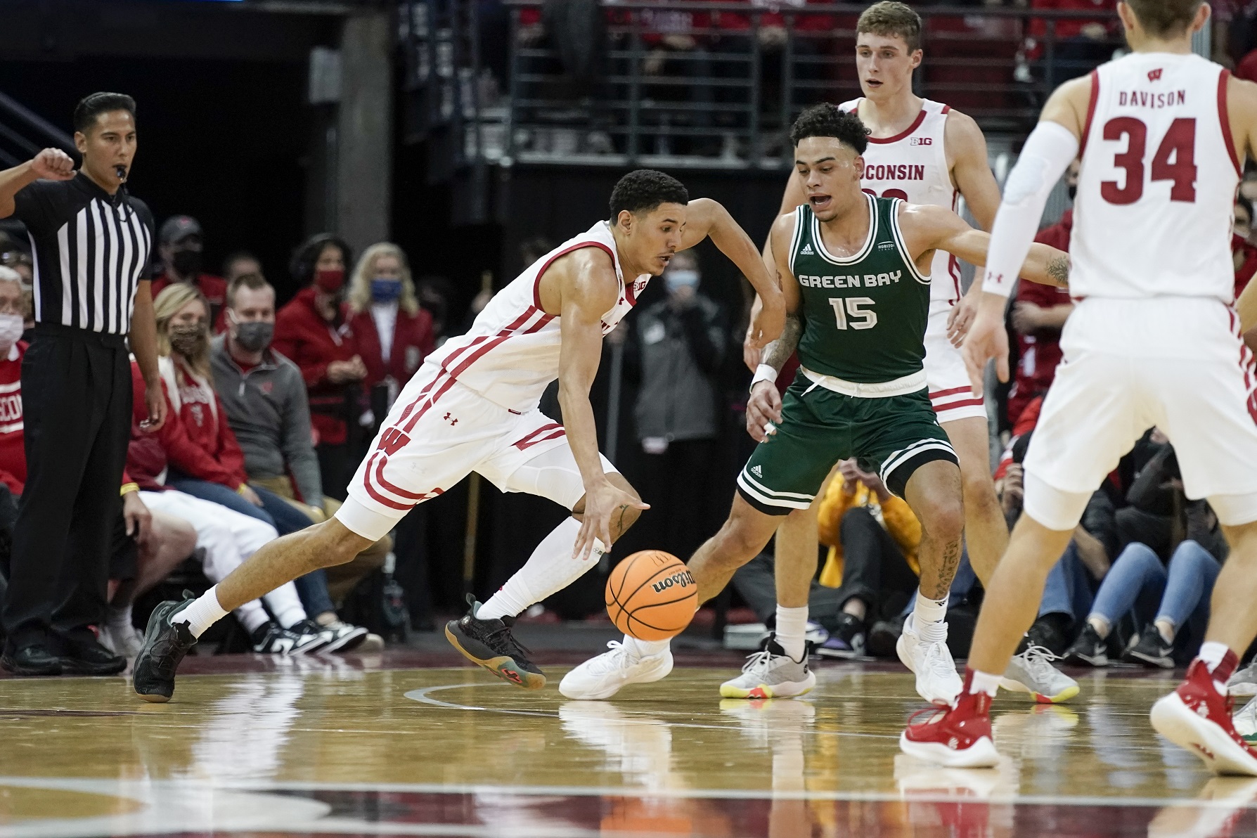 Johnny Davis scores 15 as Badgers blow out UW-GB