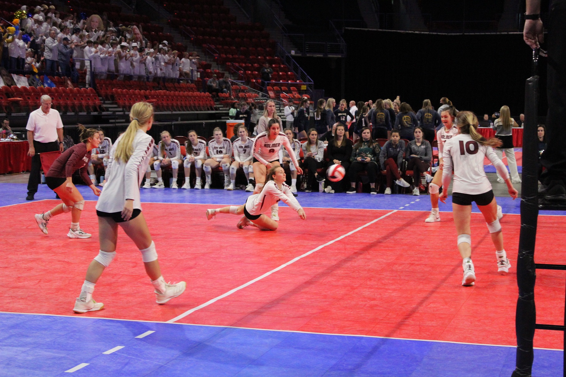 Defending volleyball champs eliminate Holmen in school's first ...
